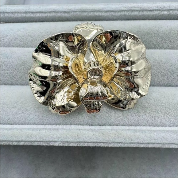 Bottega Veneta Gold Flower Brooch - Picture 4 of 11